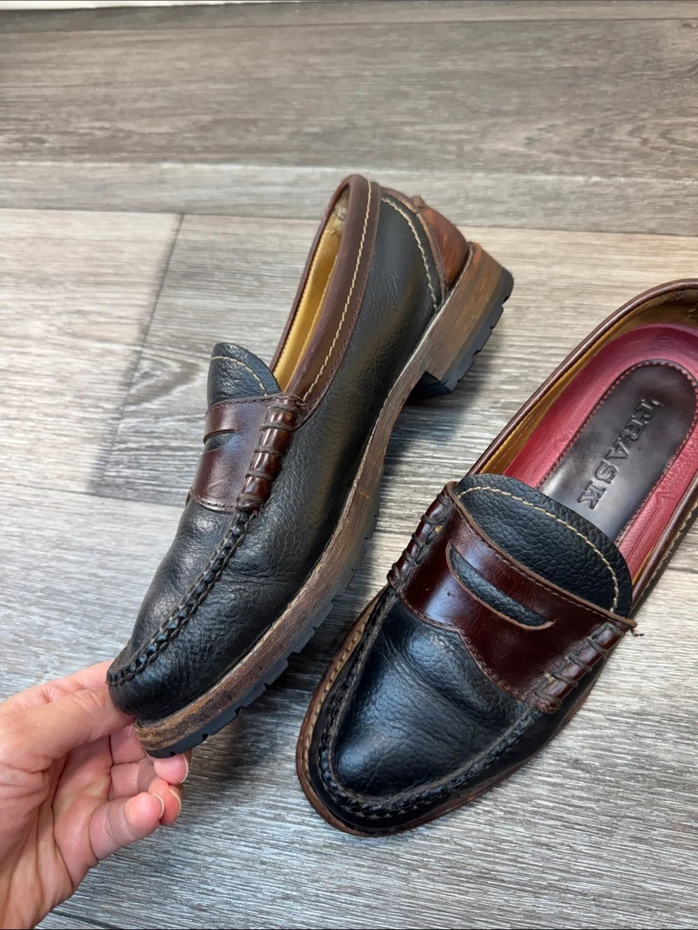 Men's Two-Tone Black and Brown Leather Penny Loafers size 8.5 (j268)